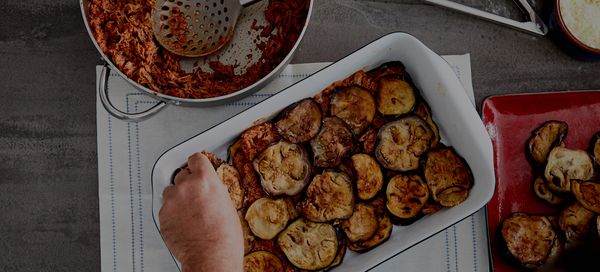 ΜΟΥΣΑΚΑΣ ΜΕ ΚΑΠΝΙΣΤΗ ΜΕΛΙΤΖΑΝΑ ΚΑΙ ΡΑΓΟΥ