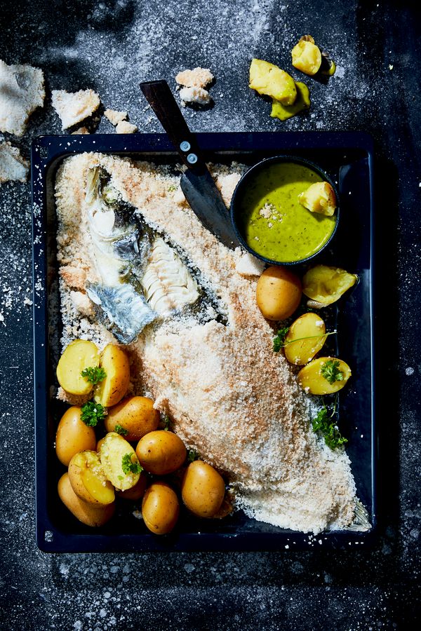 Pesce al forno cotto sotto sale