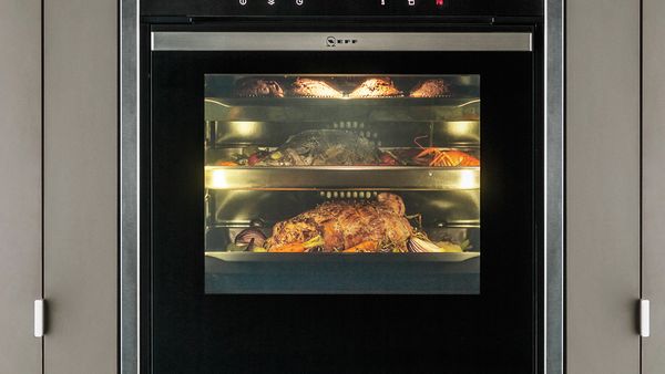 NEFF oven cooking food using CircoTherm®