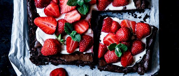 Rezept: Erdbeer-Brownie mit Tonka-Mascarpone Creme