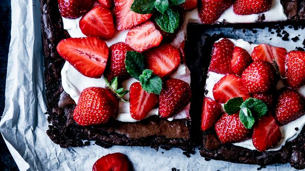 Rezept: Erdbeer-Brownie mit Tonka-Mascarpone-Creme