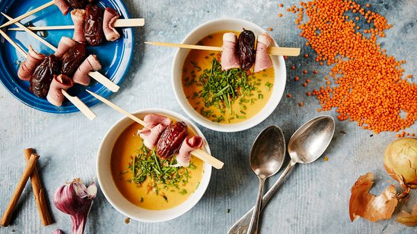 Rezept: Rote Linsen-Suppe mit Dattel-Entenbrust-Spießchen