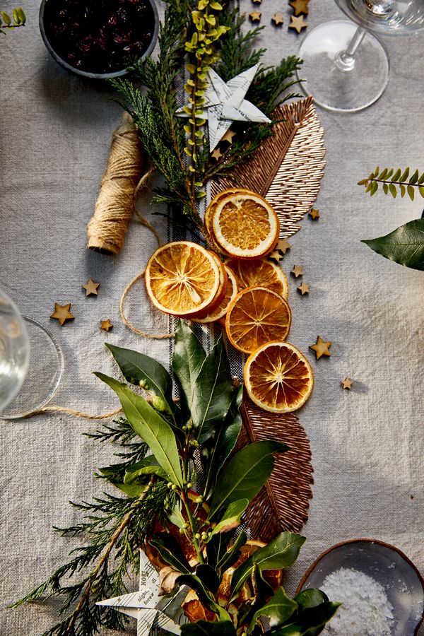 Elegante decorazione natalizia fatta con elementi naturali