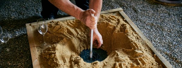 Ramaz déblaye un peu de sable